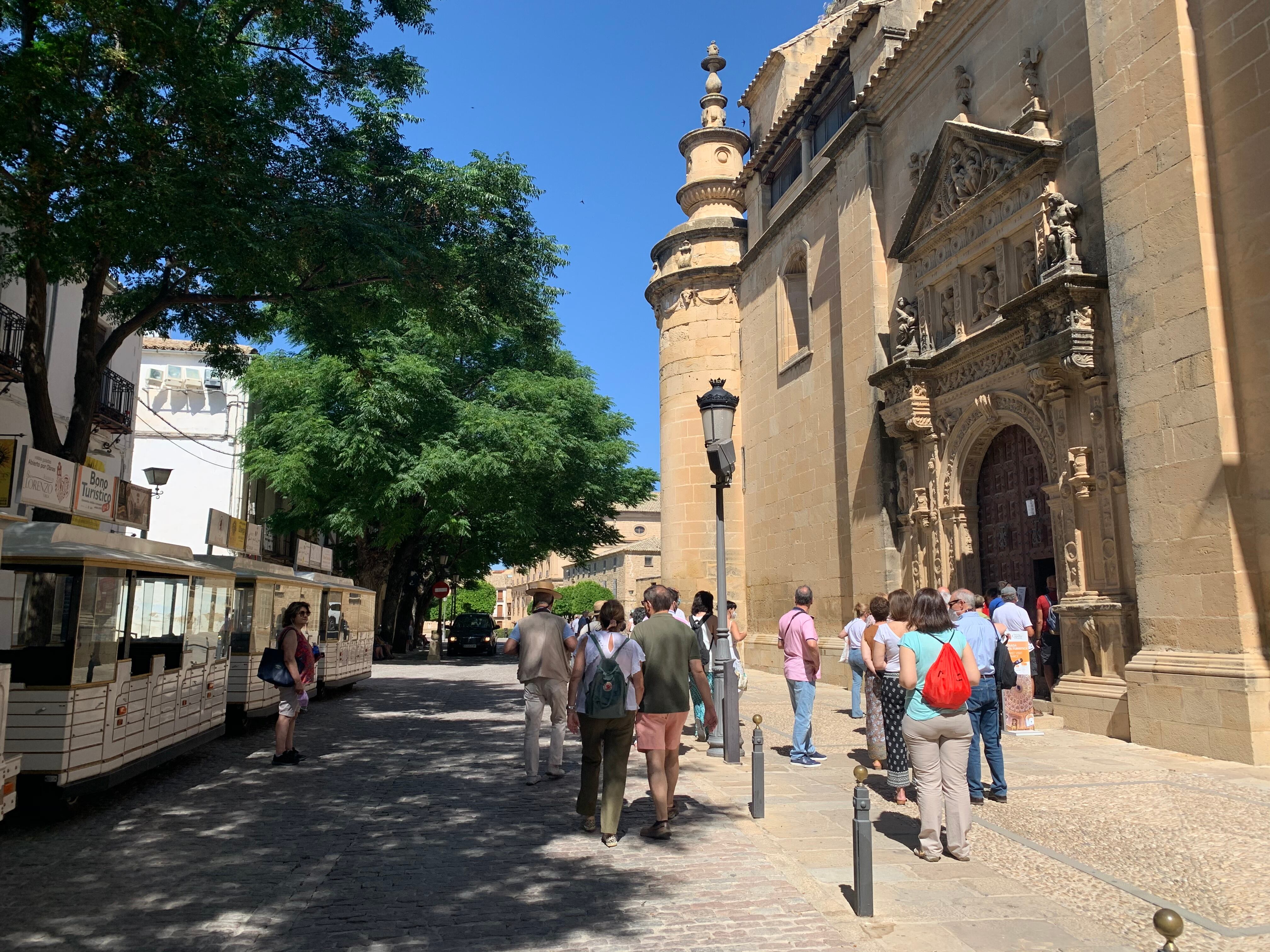 Turistas accediendo a la Sacra Capilla del Salvador en Úbeda