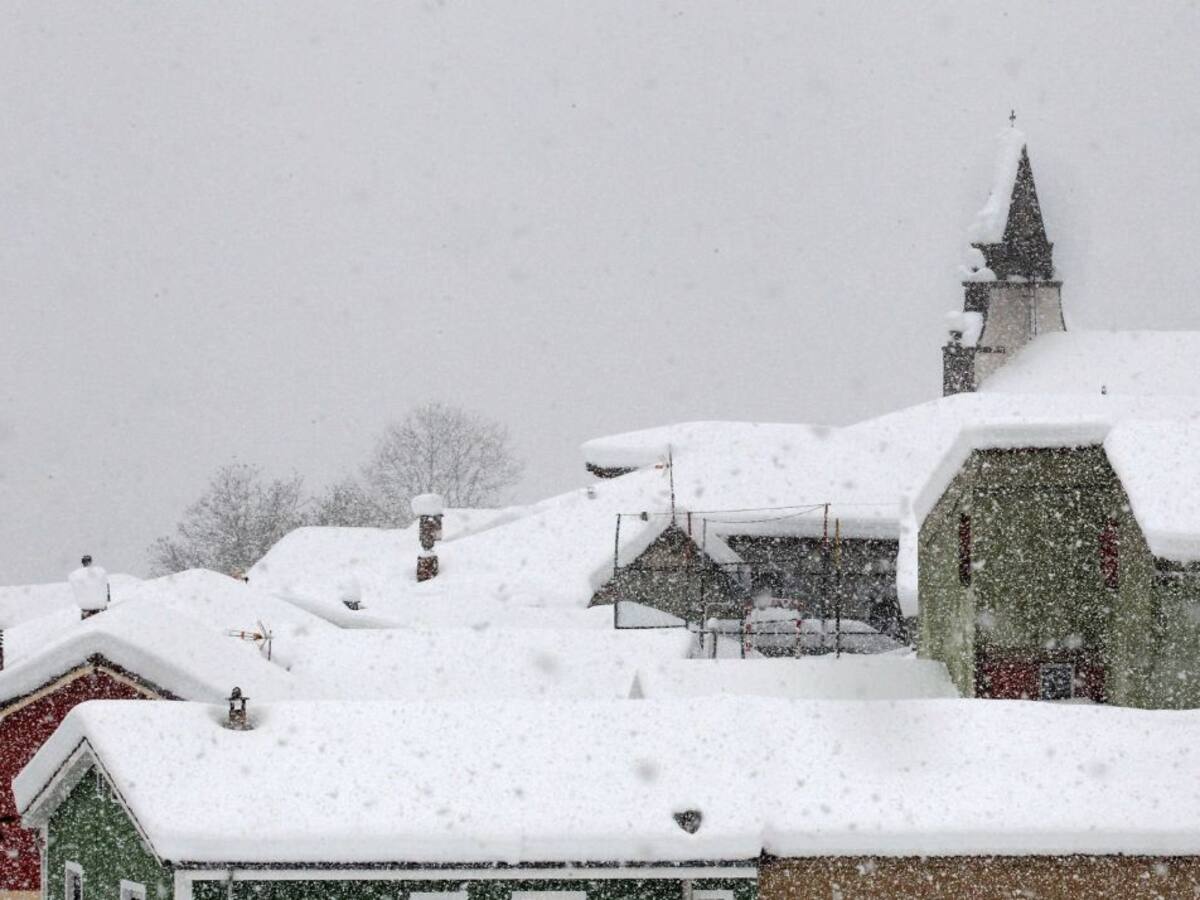 Un alud en la vertiente asturiana mantiene cerrada la N630 en Pajares