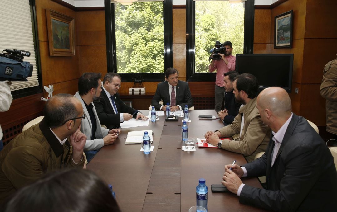 El presidente del Principado, Javier Fernández, junto al consejero de Industria, Isaac Pola, reunido con los secretarios generales y responsables de Industria de CCOO, UGT y USO Asturias.