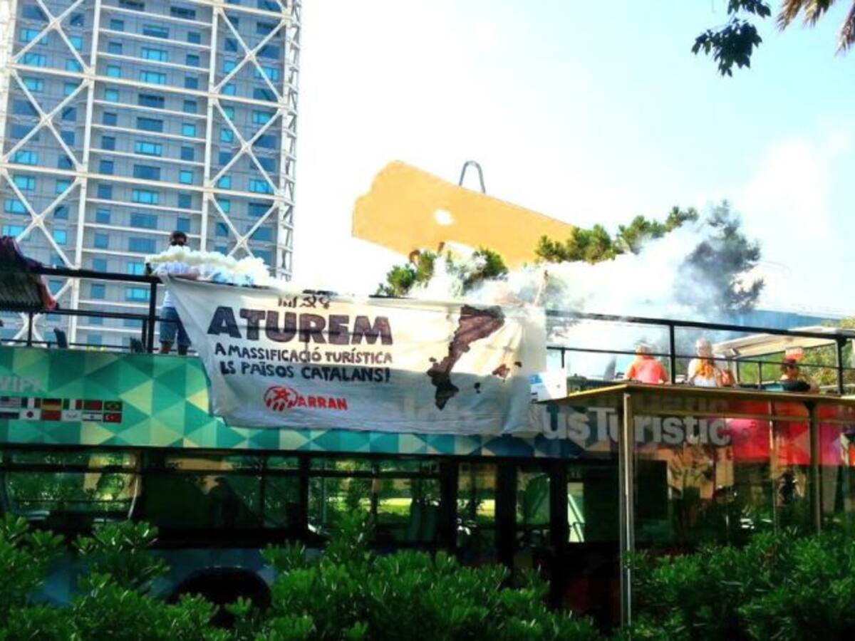 Arran torna a actuar contra un bus turístic a Barcelona