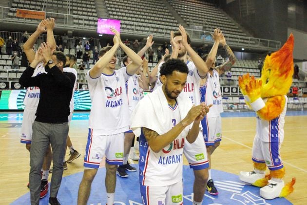 Jugadores del HLA Alicante en un partido en el Pedro Ferrándiz