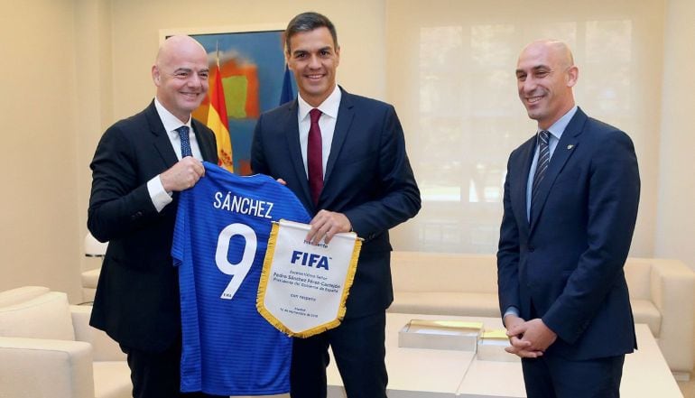 Gianni Infantino, Pedro Sánchez y Luis Rubiales, en la reunión que han mantenido este miércoles en La Moncloa.