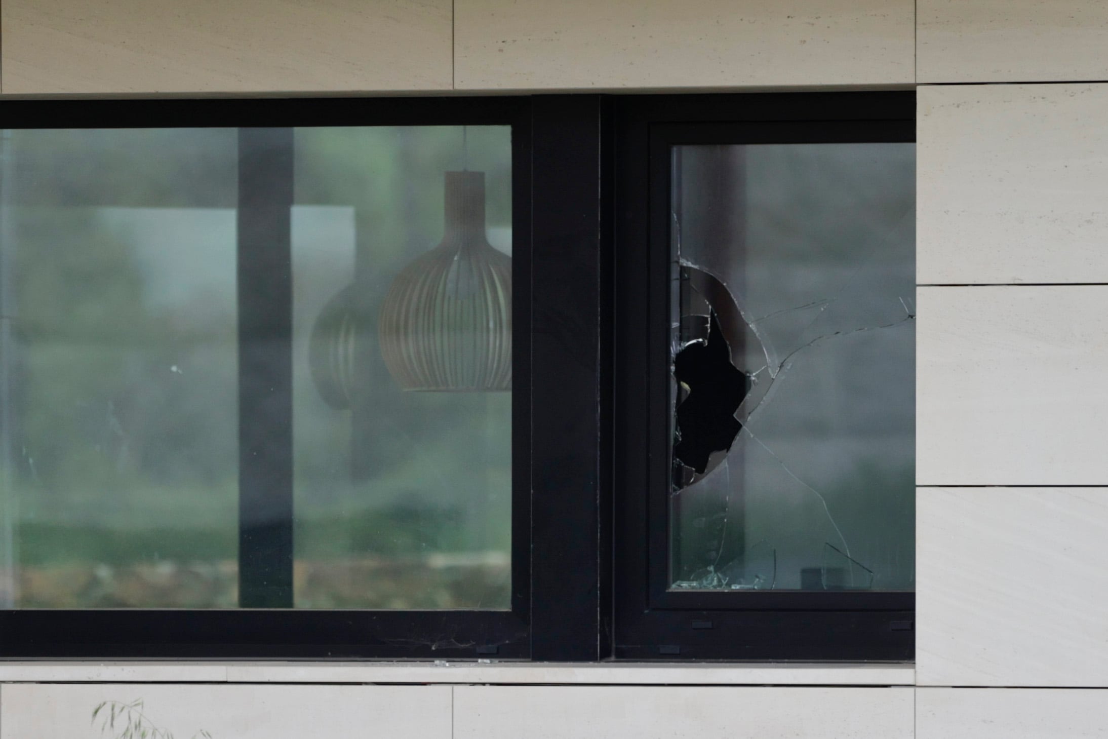 CARBALLO (A CORUÑA), 30/05/2022.- Cristales rotos en la ventana por la que han accedido los servicios de emergencia a la casa del concello coruñés de Carballo en la que esta madrugada una mujer ha sido brutalmente agredida por su marido, el cual se encuentra detenido tras entregarse en el cuartel de la Guardia Civil de Lonzas, en la ciudad de A Coruña. En el momento de la agresión, los hijos de la víctima se encontraban dormidos mientras su madre se encontraba inconsciente, tendida en el suelo del exterior de la vivienda. EFE/Cabalar
