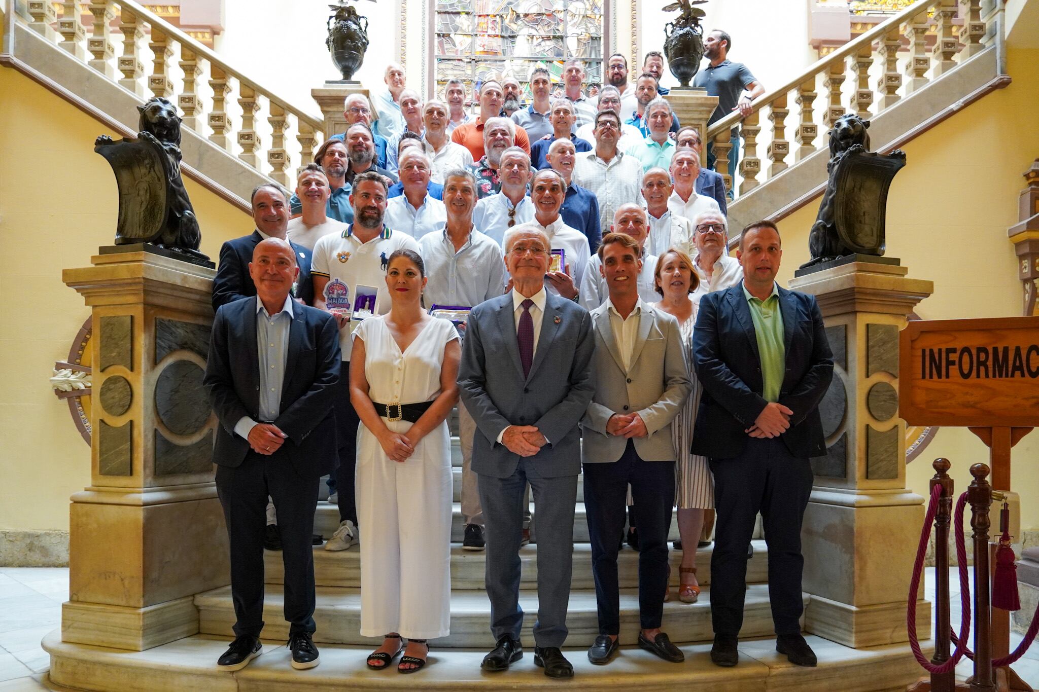 El Alcalde Francisco de la Torre y la concejala de Deportes Noelia Losada, recibieron a los equipo de veteranos del Unicaja