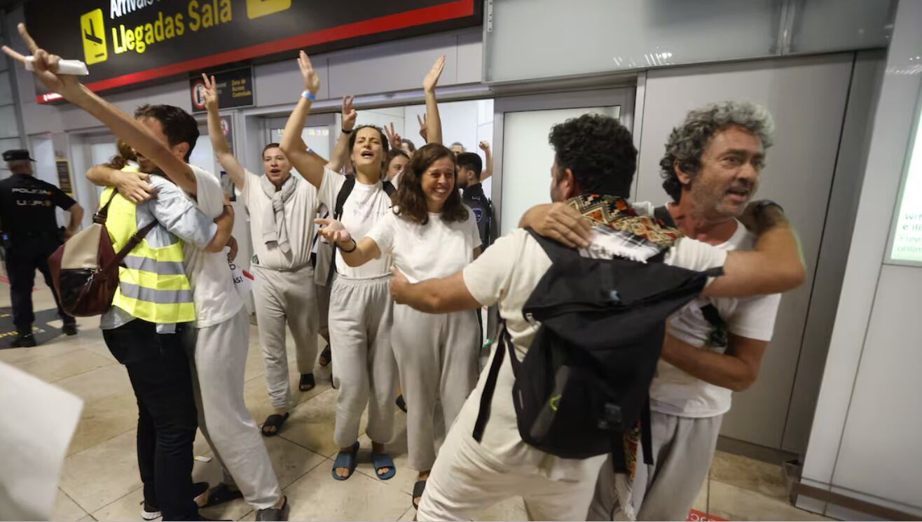 De la Rubia en la imagen a su salida en el aeropuerto (Claudio Álvarez - El País)