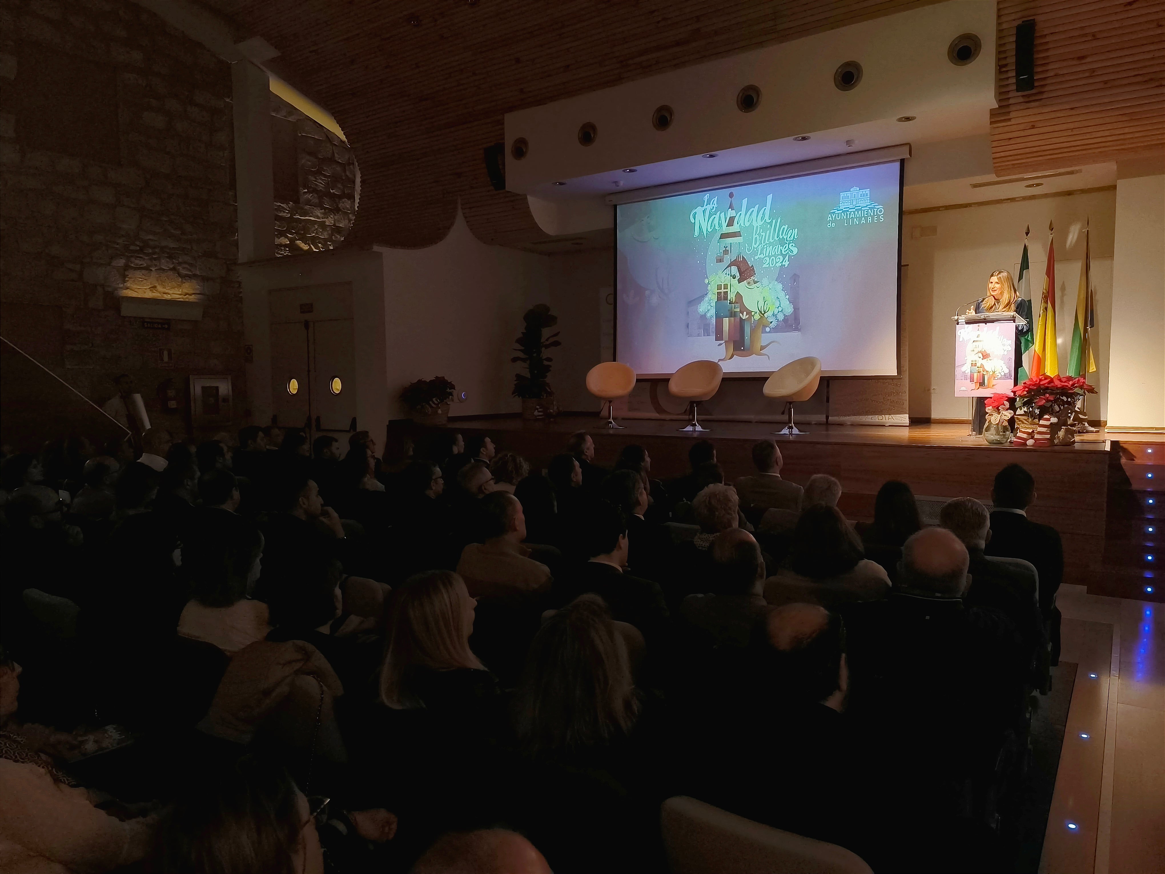 Auxi del Olmo se dirige al público en el Pósito de Linares.