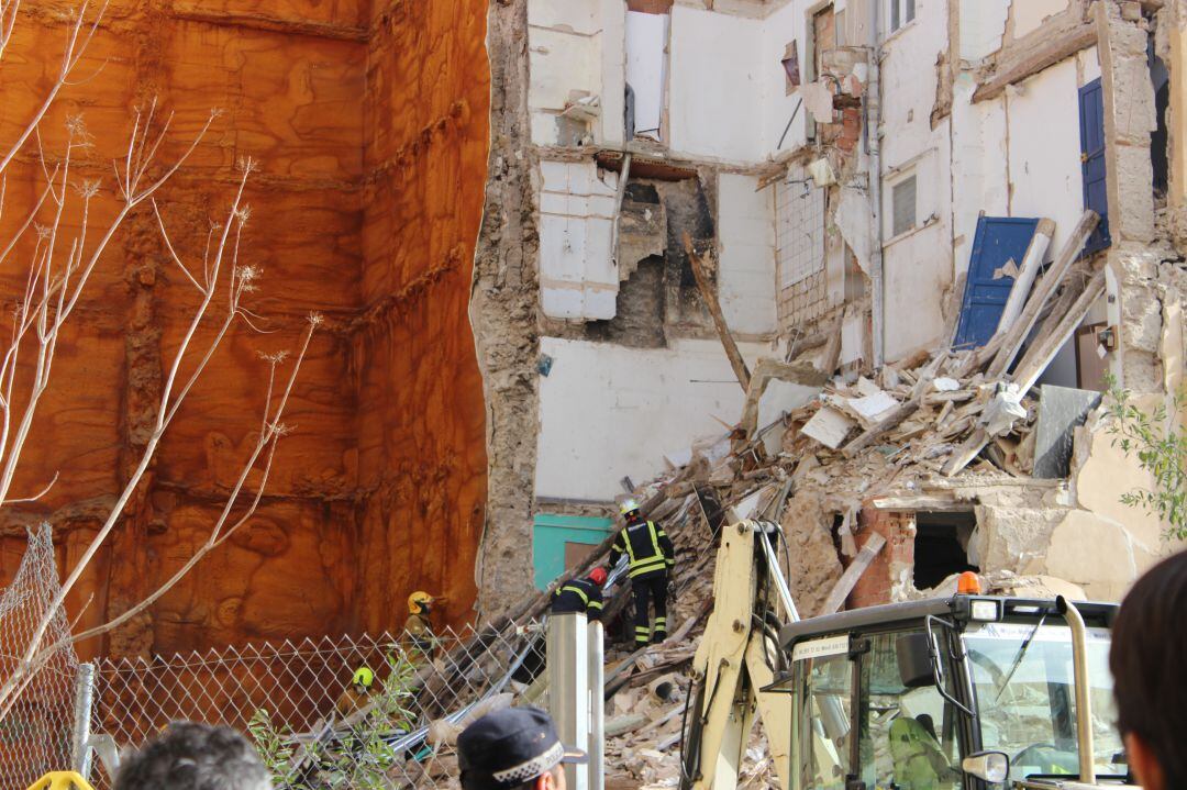 Los bomberos en las labores de rescate de la vecina de Alcoy fallecida.