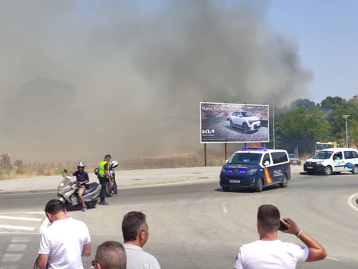Controlado el foco del incendio que se ha originado en la barriada de La Teja
