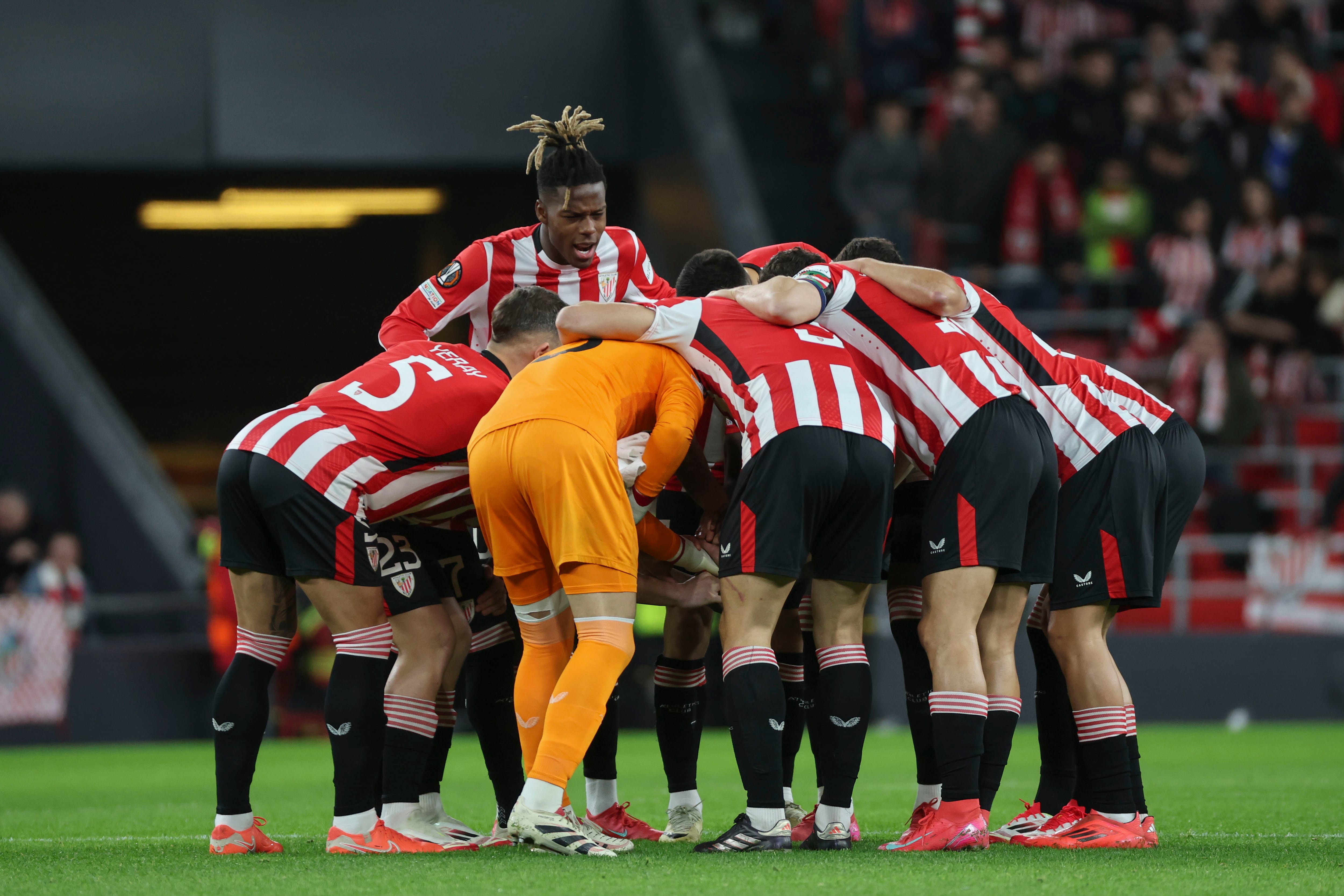 Los jugadores del Athletic Club antes del partido de la Liga Europa de fútbol que Athletic Club y Viktoria Plzen disputaron este jueves en el estadio de San Mamés, en Bilbao