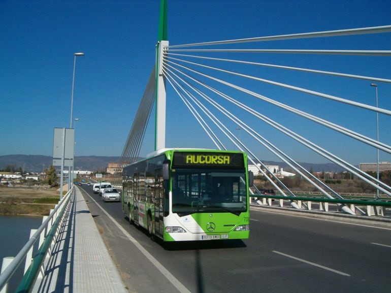 Autobús de Aucorsa en el puente de Andalucía