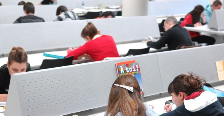 Los estudiantes se enfrentan a los exámenes finales, por lo que las bibliotecas amplían sus horarios