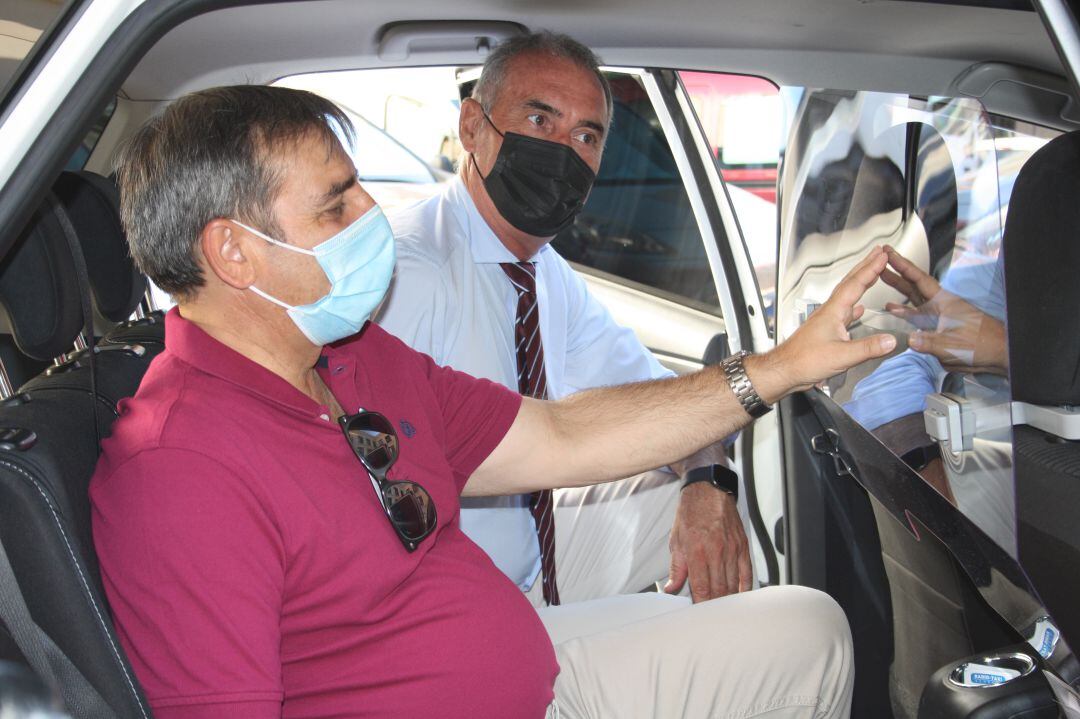 El viceconsejero de infraestructuras José Luis Sanz Merino, junto al Delegado territorial José Mazarías en el interior de un taxi con la mampara ya instalada