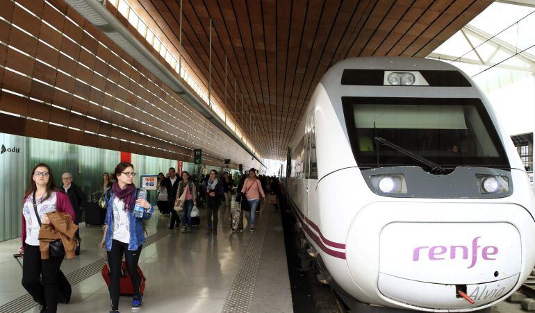 Un tren alvia estacionado en una estación de tren