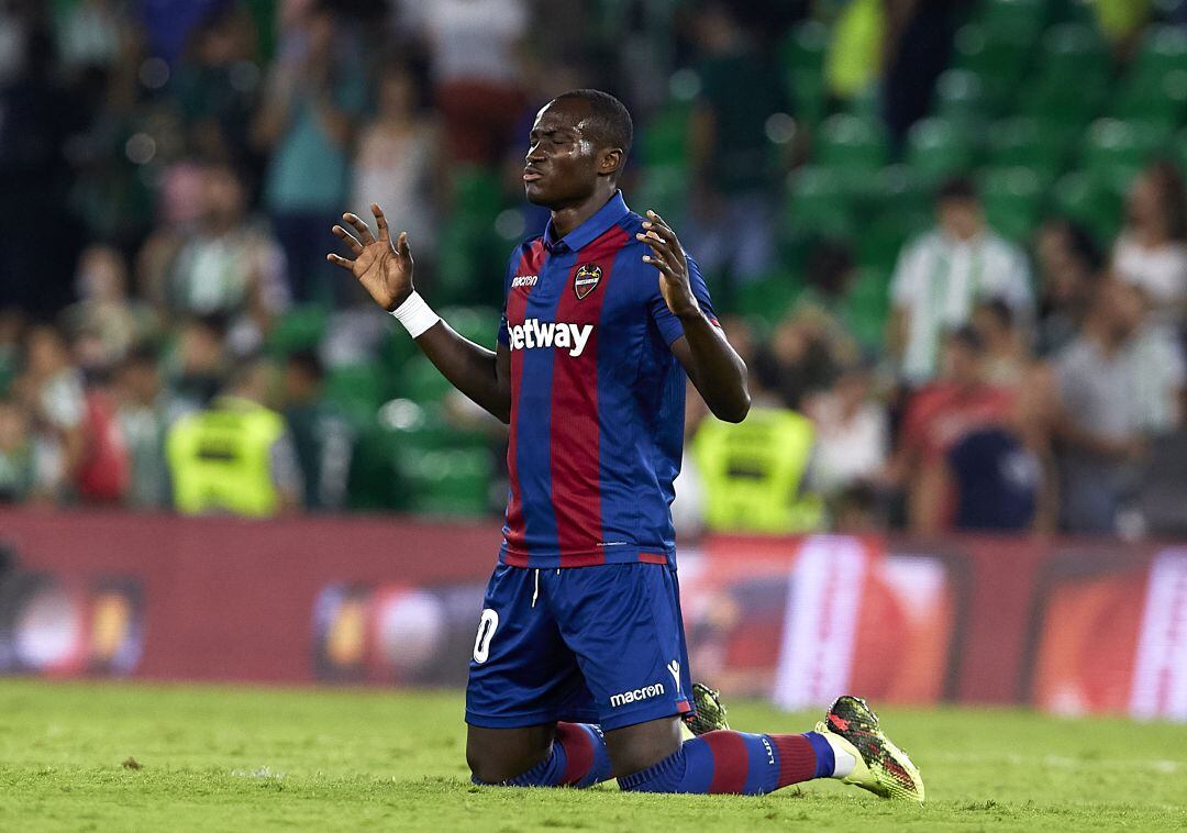 Raphael Dwamena con la camiseta del Levante