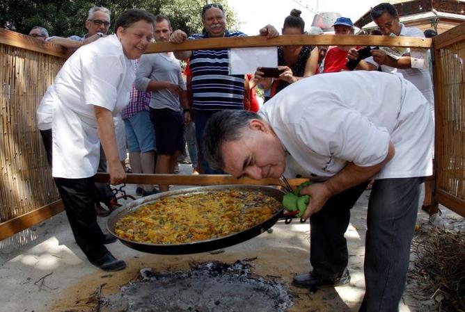 Julián y Mercedes, del restaurante La Posada Real de Santa María, han obtenido el primer premio del Concurso Internacional de Paella Valenciana celebrado este domingo en la localidad valenciana de Sueca.