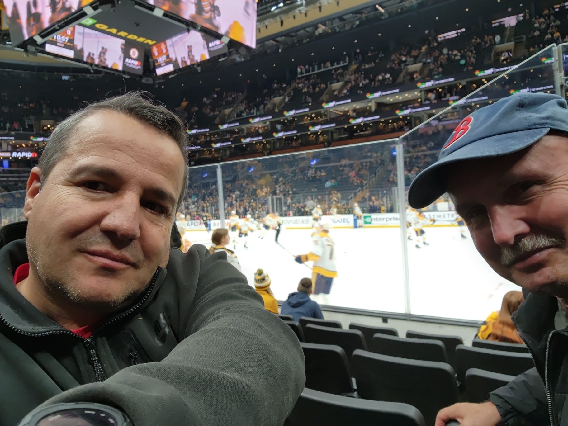 Eduardo en un partido de hockey sobre hielo