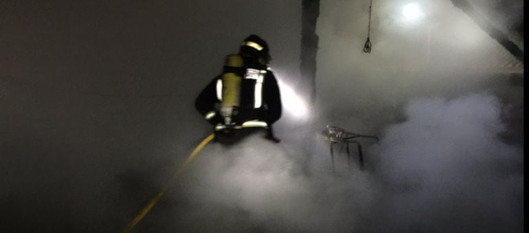 Intervención de los bomberos en el incendio de Yémeda.