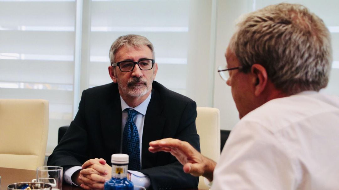 El rector de la UCA, Francisco Piniella, dialoga con con consejero de Economía Rogelio Velasco, en el transcurso de su reunión