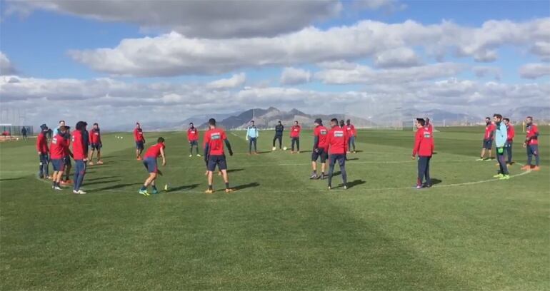 La plantilla del primer equipo entrena en las instalaciones deportivas del Granada CF