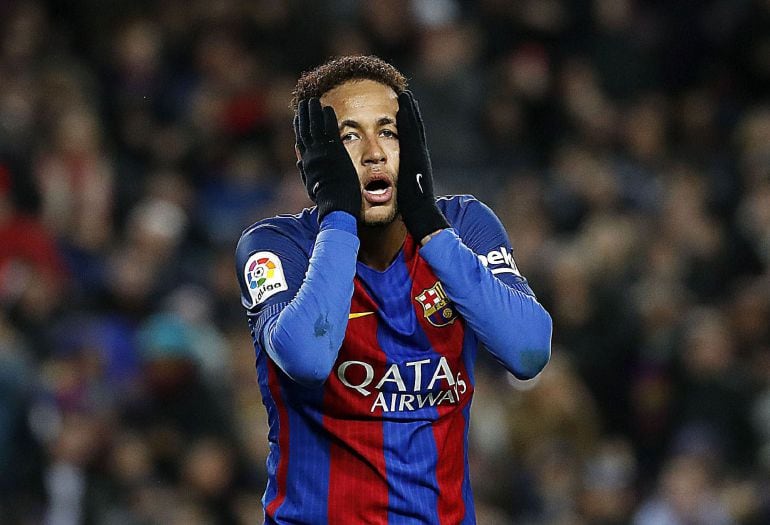 Neymar se tapa la cara con las manos