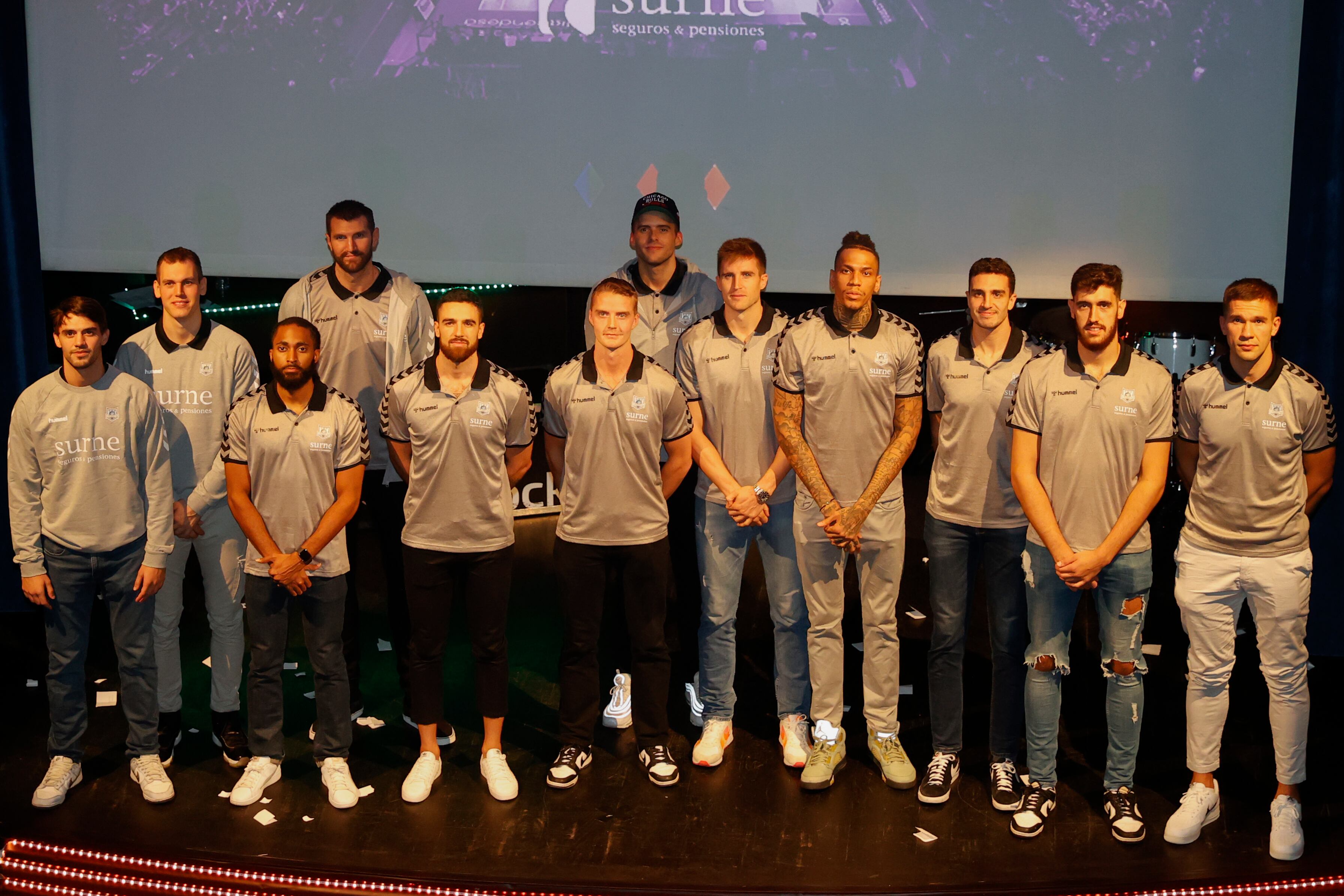 Los jugadores del Surne Bilbao Basket posan durante la presentación del equipo, este lunes en la sala Bilborock. EFE/ Luis Tejido