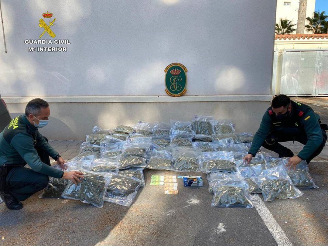 Marihuana localizada en un vehículo en Sax 