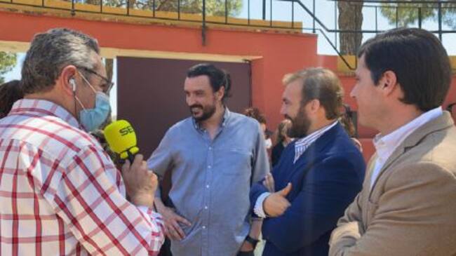 Salomón Hachuel con actores de "El mundo es suyo. Vol. 2" en la finca de El Esparragal