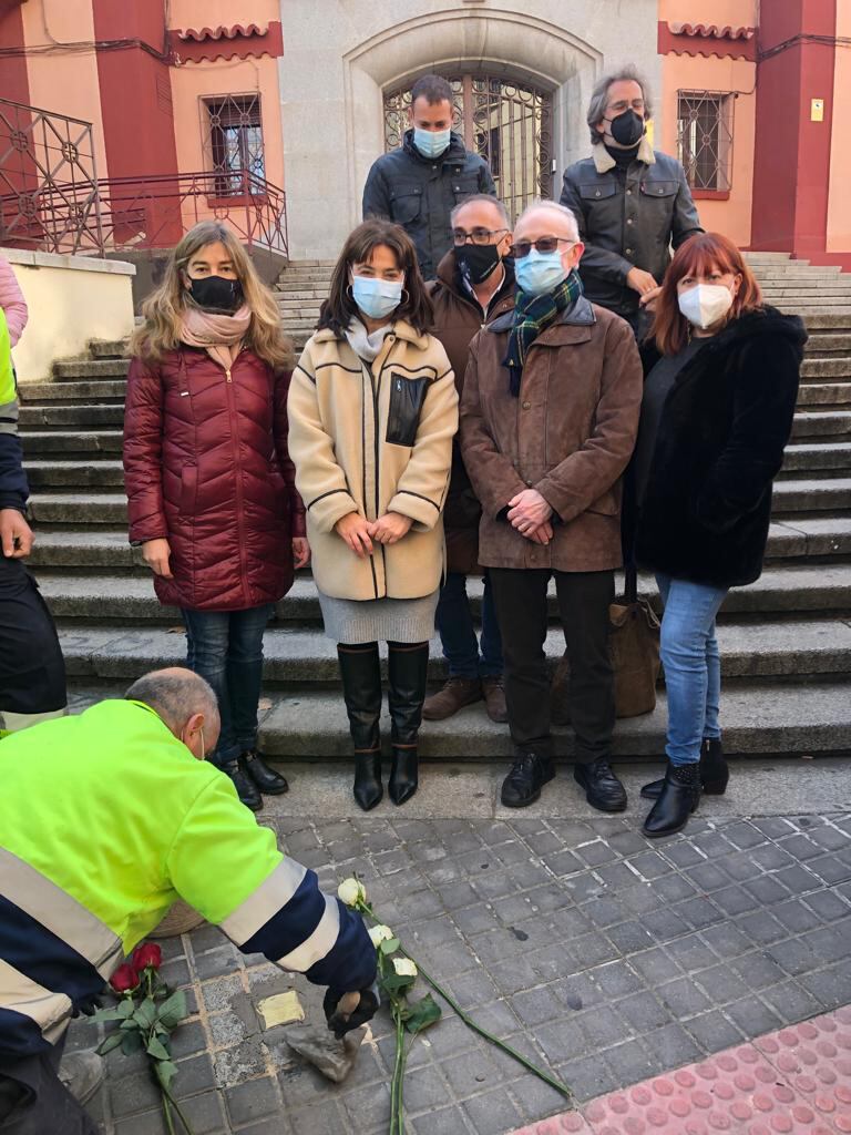 Momento en el que se coloca el primer adoquín en recuerdo de uno de los vecinos de Ciudad Real víctimas del nazismo