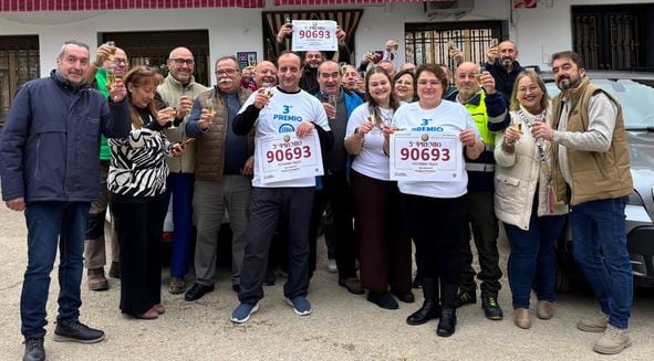 Celebración del tercer premio en el bar Adolfo's de Villarejo de Fuentes (Cuenca).