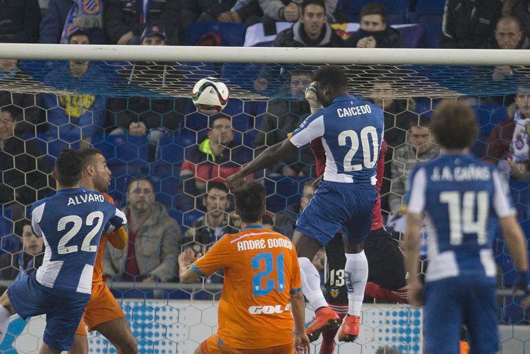 El delantero ecuatoriano del RCD Espanyol Felipe Caicedo remata de cabeza para marcar gol ante el Valencia, durante el partido de vuelta de los octavos de final de la Copa del Rey que RCD Espanyol y Valencia CF disputan esta noche en el estadio Power 8, e