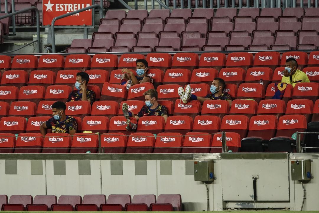 Los jugadores del Barça, en la grada. 