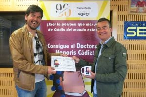 Ángel Núñez entrega a Jaime Gomila su taza del concurso Doctorado Honoris Cádiz