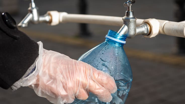 Carlos Castillo, de CCOO: "Los trabajadores tienen el agua para beber en la sala donde se llenan los cubos para fregar"