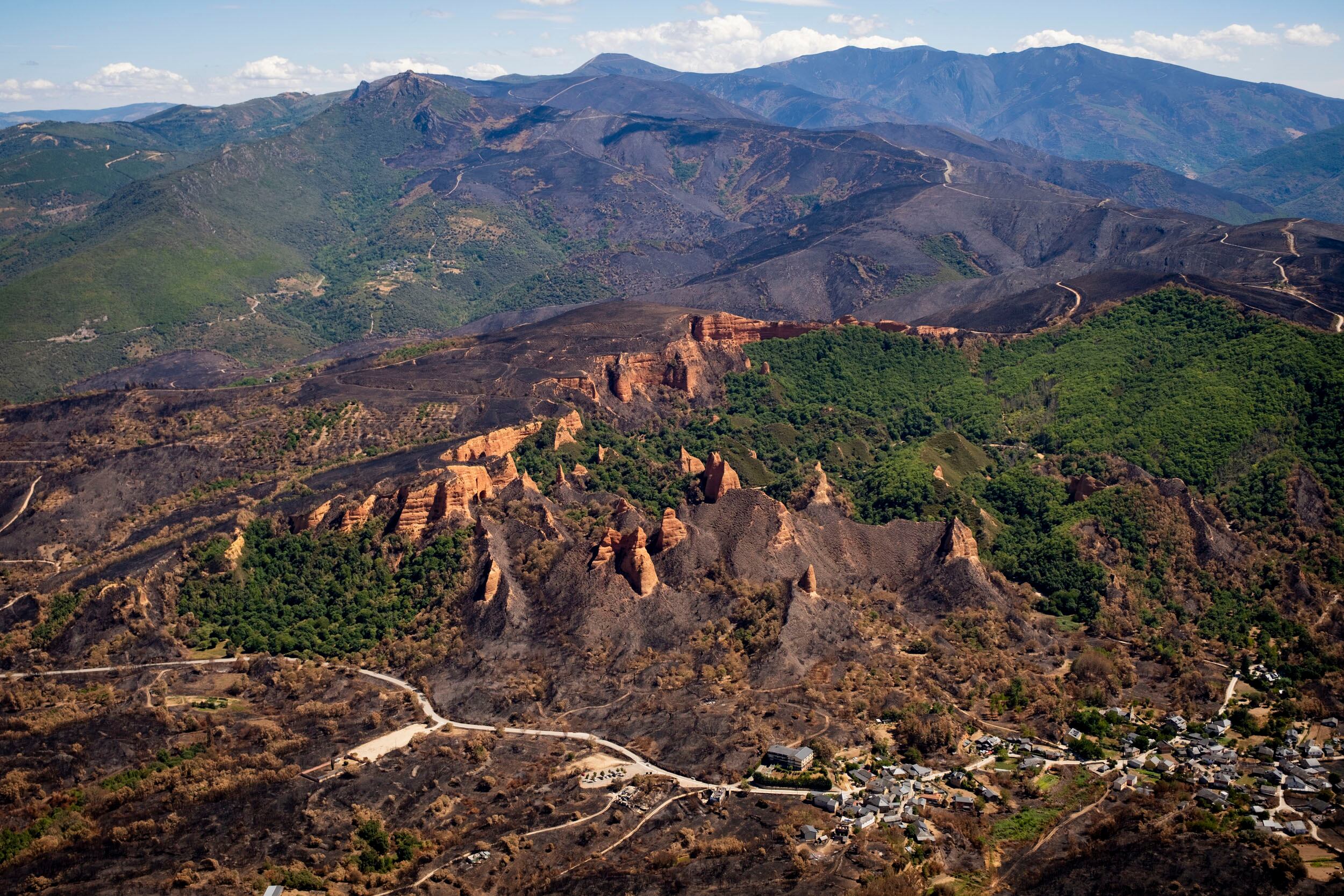 Vista aérea de las zonas afectadas por los incendios de Las Médulas, El Bierzo, León documentada por Greenpeace