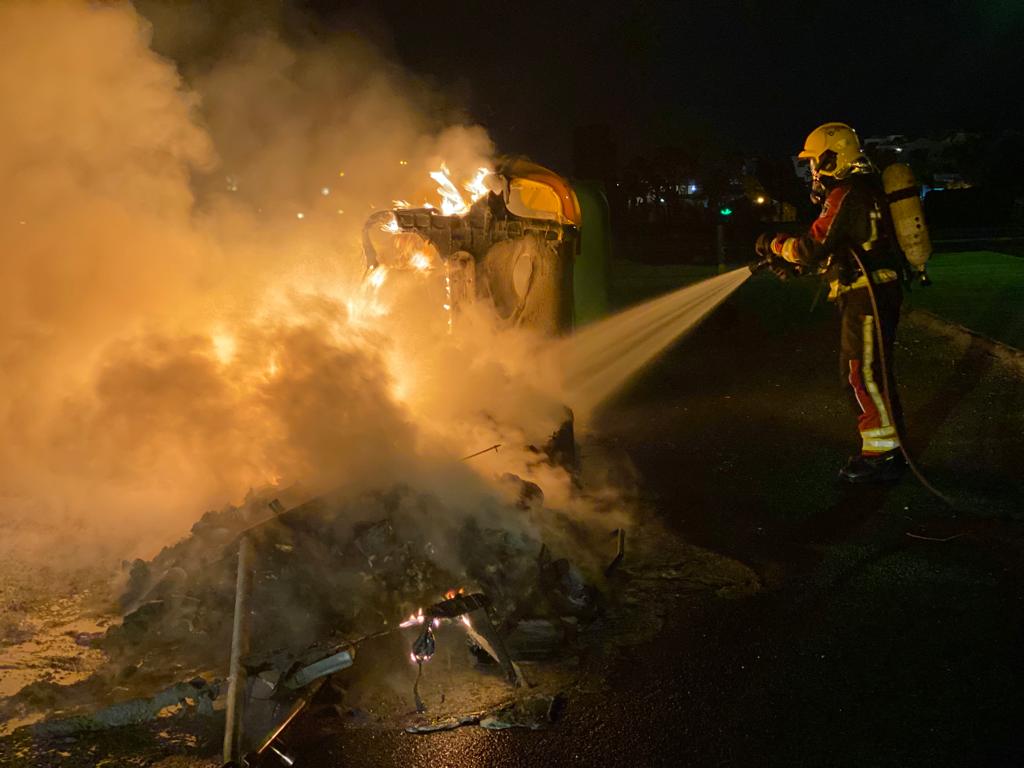 Bomberos de Lanzarote extinguiendo el incendio de varios contenedores en Puerto del Carmen, Lanzarote.