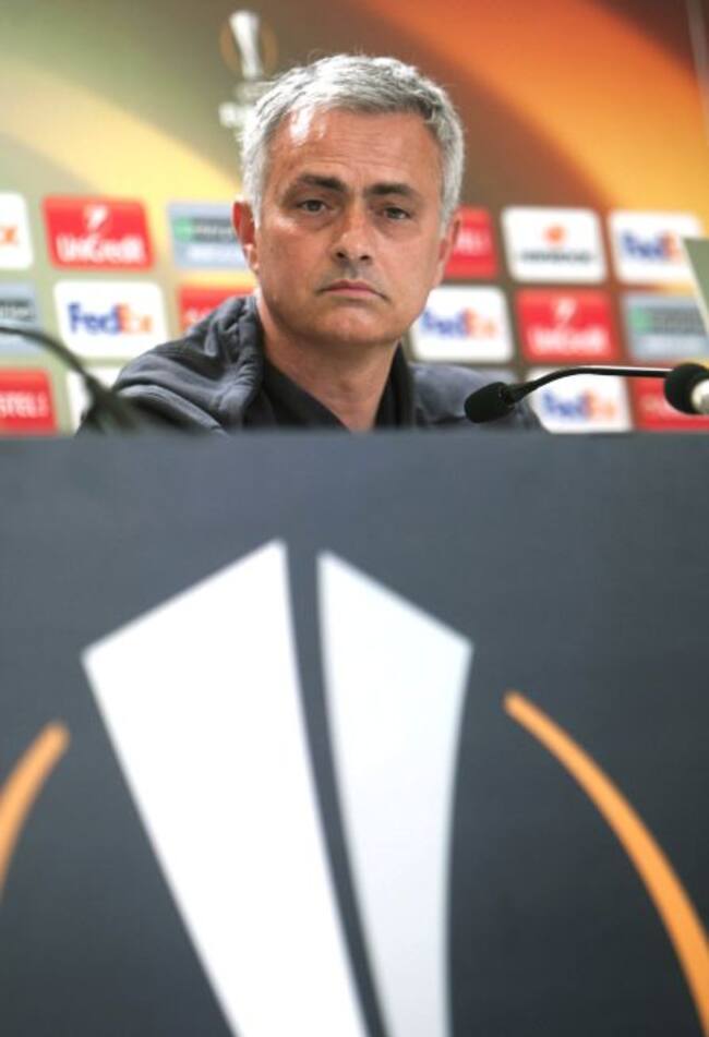 Mourinho pone una mueca ante la pregunta de un periodista
