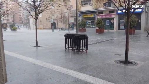 Así llovía el año pasado ante la iglesia de Santo Domingo de la que no pudo salir la procesión del Viernes Santo