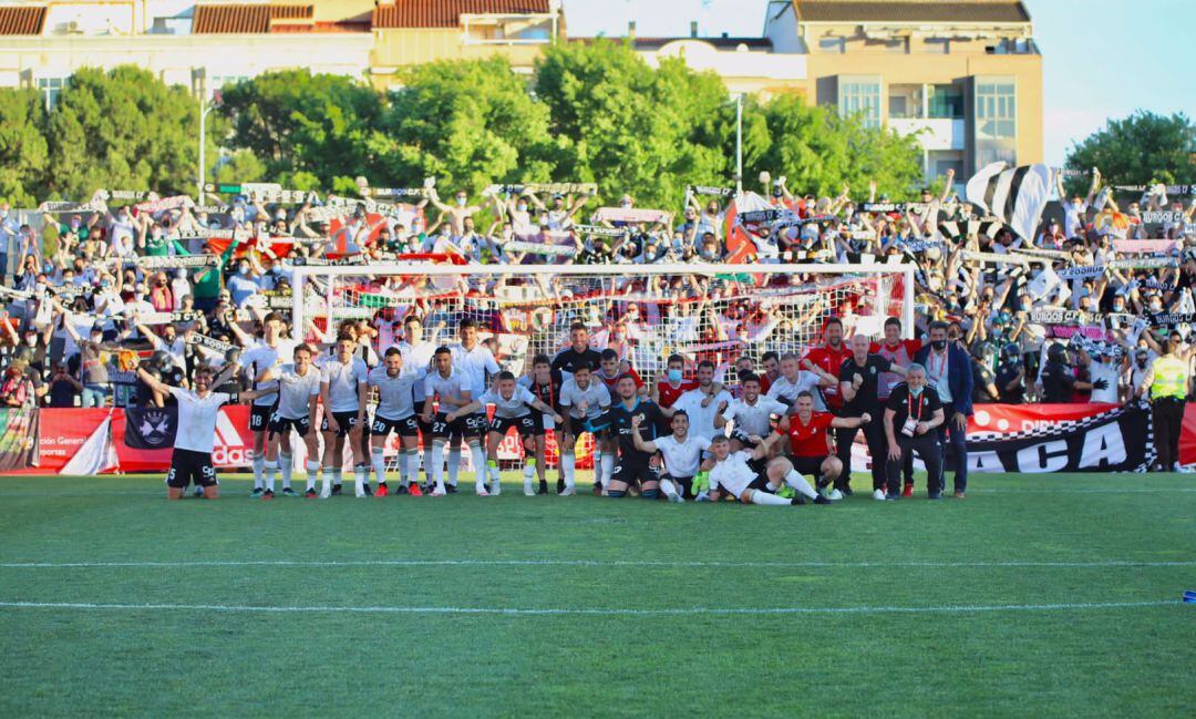 El Burgos celebra la clasificación con sus aficionados