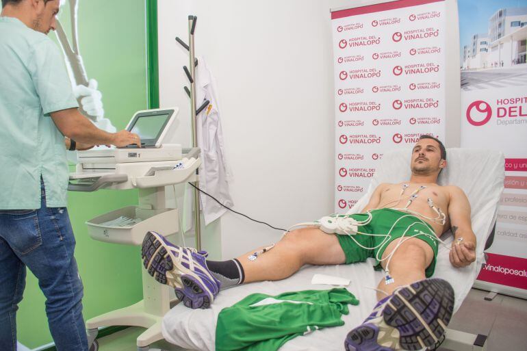 Collantes pasando la revisión médica