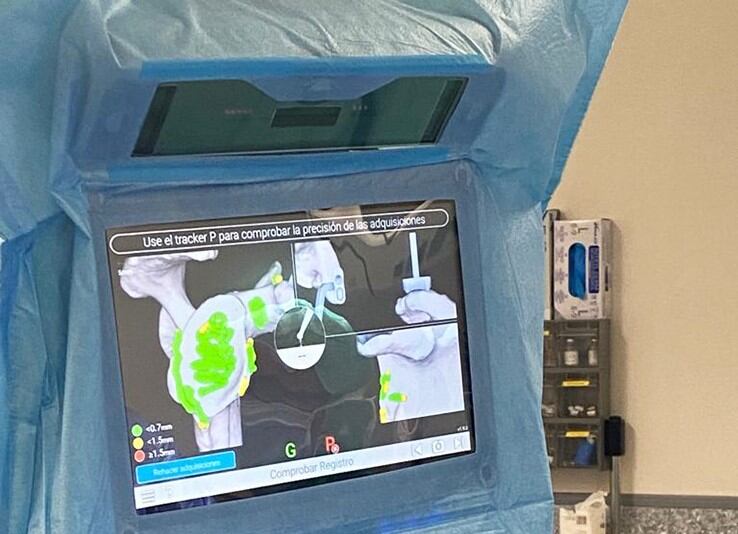 Un estudi mitjançant un TAC permet col·locar de forma molt més precisa i fàcil la pròtesi.