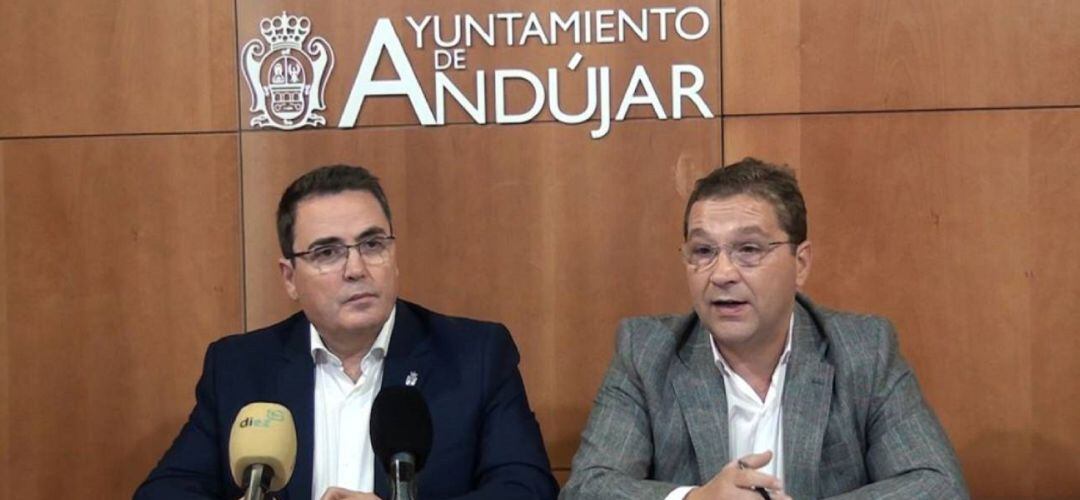 Pedro Luis Rodríguez, nuevo alcalde de Andújar y Francisco Huertas, quien ha presentado su dimisión al cargo.