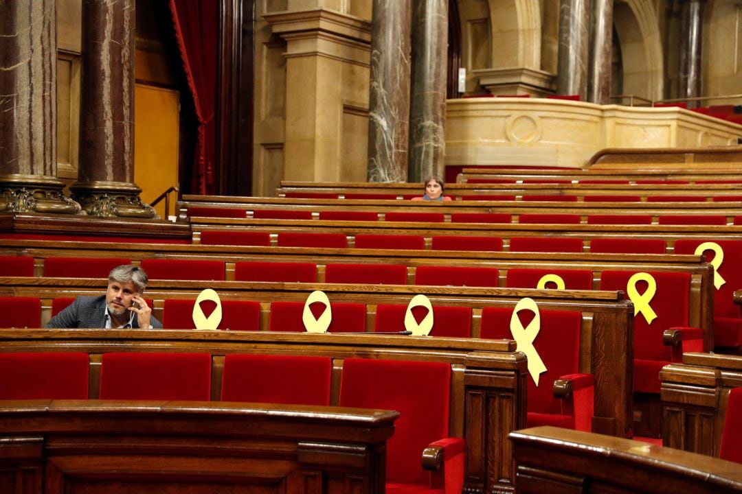 El portaveu de JxCAT al Parlament, Albert Batet, sol al seu escó