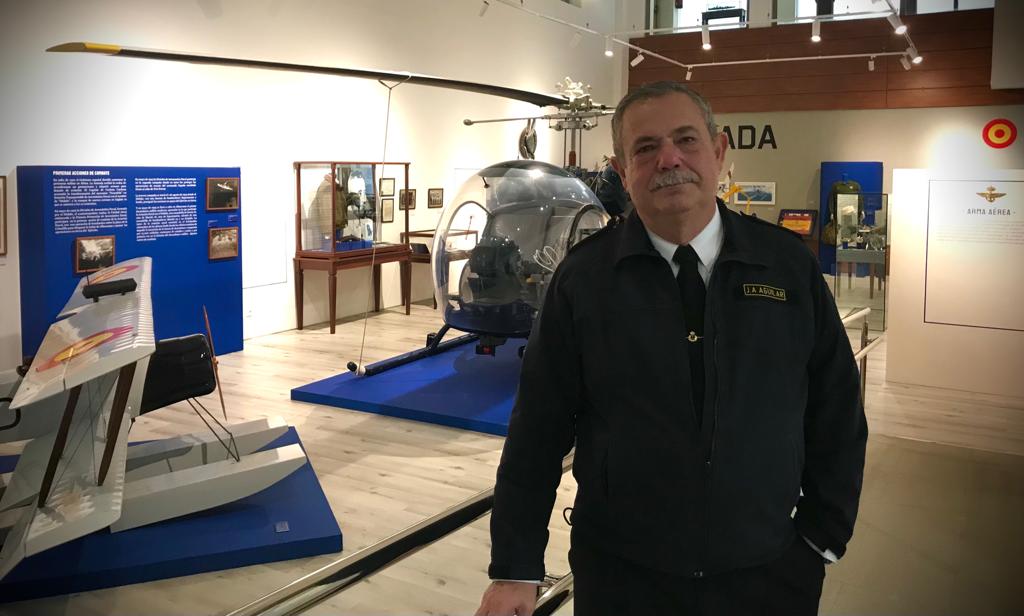 El director del Museo Naval de San Fernando, Capitán de Navío Juan Aguilar, en la sala dedicada a las dotaciones aéreas de la Armada.
