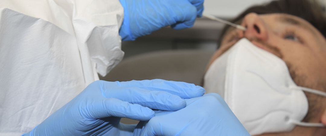 Extracción de una muestra a Borja Valle por los test de Covid-19