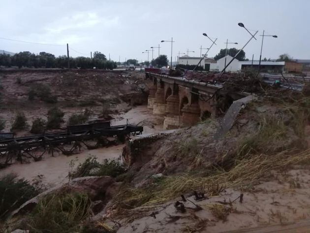 El desbordamiento del río Blanco en Aguadulce motivó que el agua llegara al pueblo y arrastrara consigo el puente de la vía del tren y el cableado, provocando cortocircuitos en la zona.