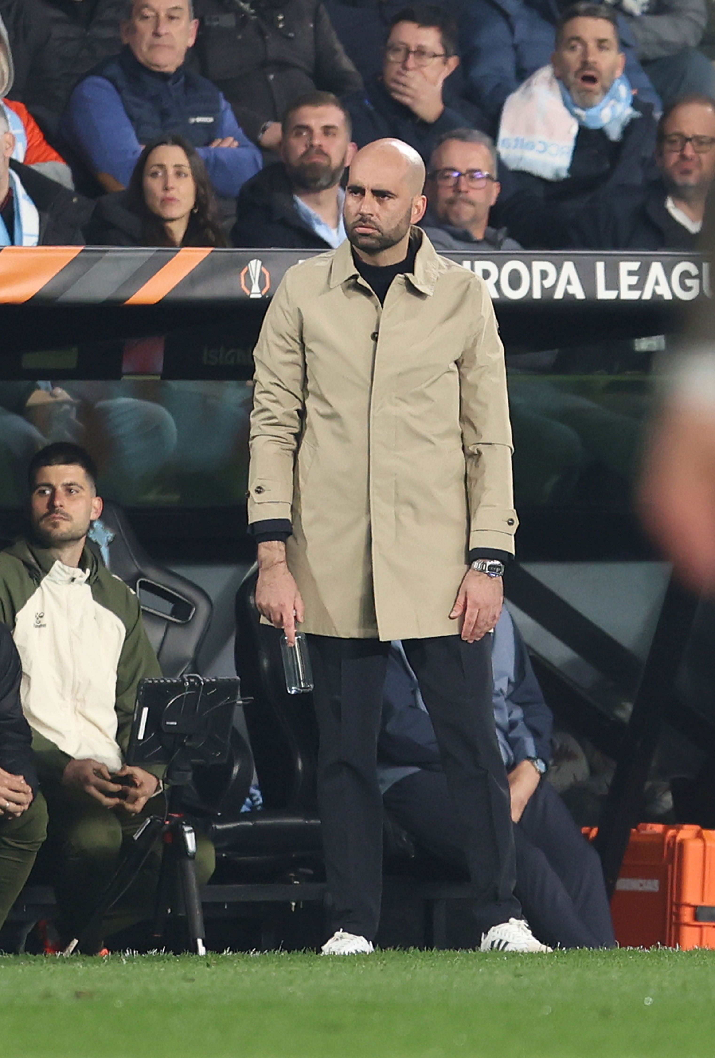 VIGO (PONTEVEDRA), 12/03/2026.- El entrenador del Celta, Claudio Giráldez, durante el partido de ida de los octavos de final de la Liga Europa que Celta y Olympique de Lyon han disputan este jueves en el estadio de Balaídos, en Vigo. EFE/Salvador Sas