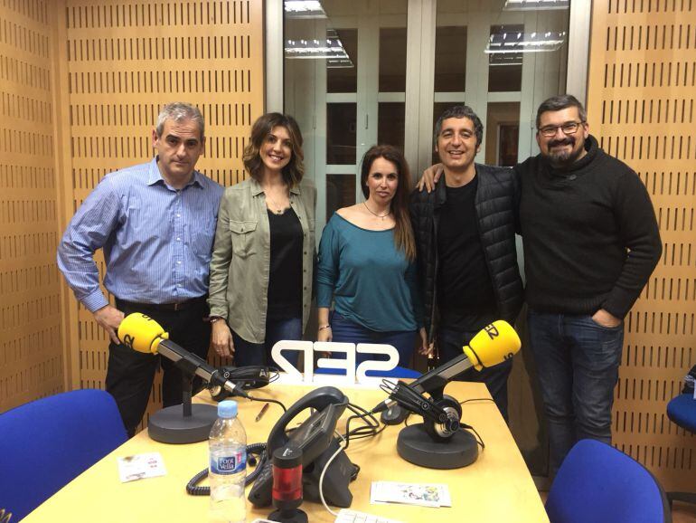 Pedro Alberto Cruz, Antonio Zambudio, José Alberto Fernández, Laura Sánchez y Manuel Lara, junto a Encarna Talavera.