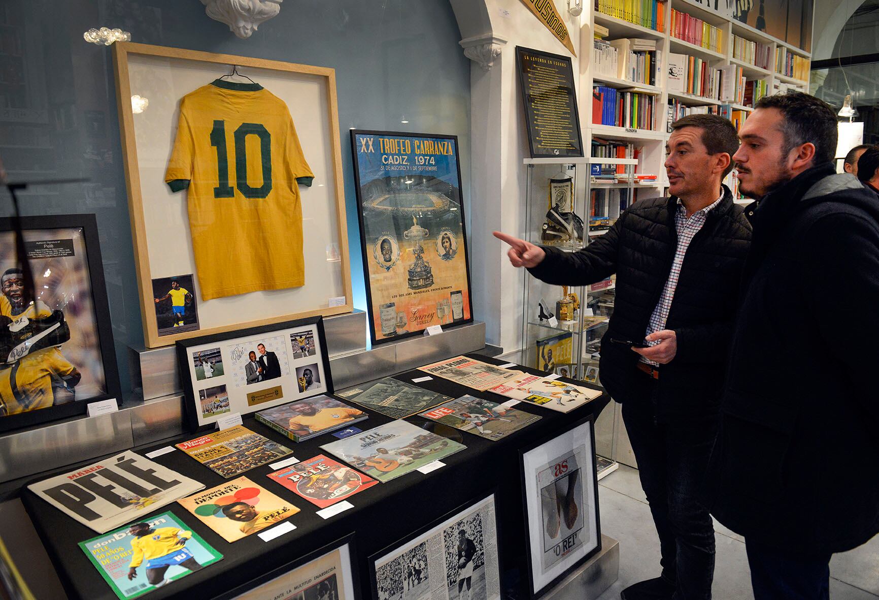 Jesús Alba durante su visita a la exposición