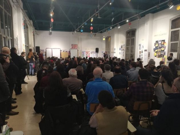 Sala repleta durante la presentación de libro de Miguel Urbán en el Centro Social Comuntario Luis Buñuel