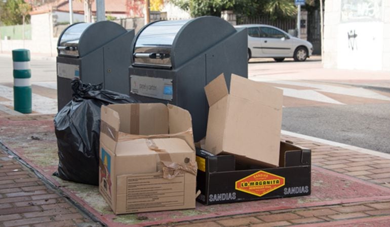 El consistorio recuerda a todos los comerciantes que deben depositar los residuos que generen dentro de los contenedores de basura y no fuera de ellos